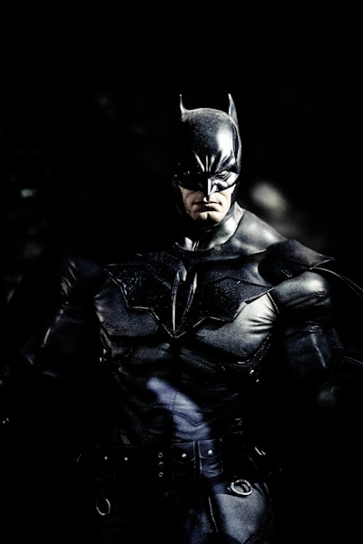 《权力的游戏》剧照，铁王座上的角色凝视前方